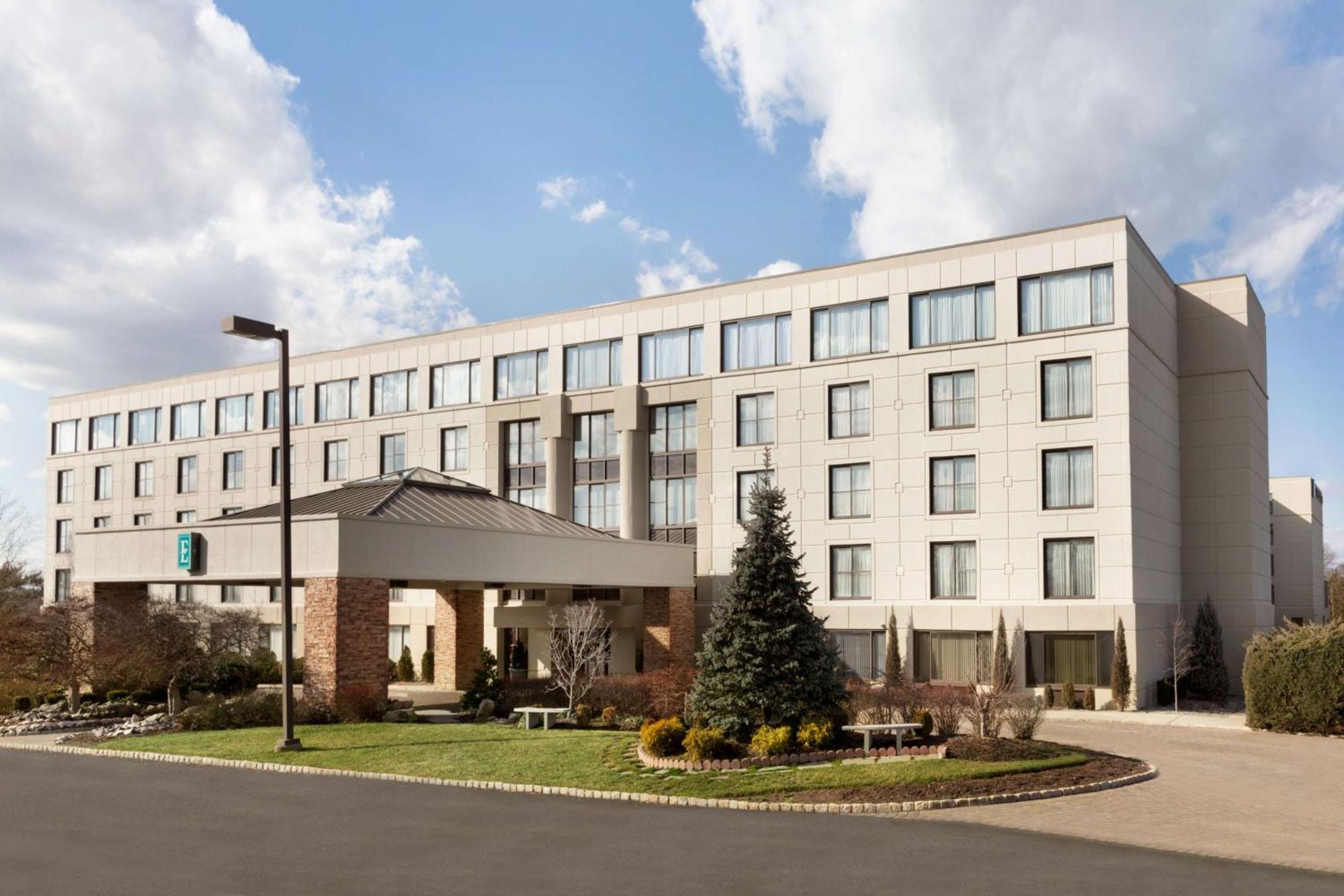 Embassy Suites By Hilton Piscataway Somerset Exterior photo